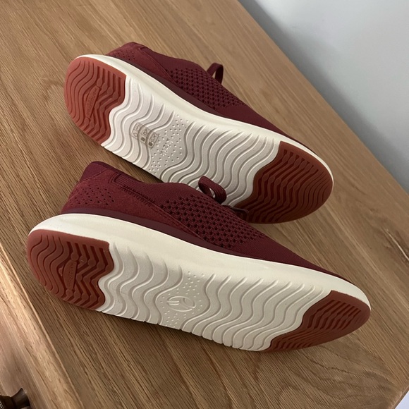 NWOT Kizik Lima Burgundy Athletic Shoes - Picture 4 of 5